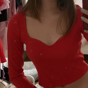 Röd långärmad tröja - Röd långärmad topp från Monki. Använd en gång. Stlk S. Originalpriset var 189kr. Smutsig spegel, det är inte topen