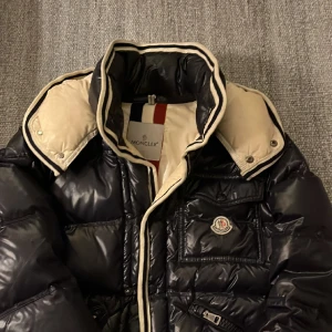 Moncler branson  - Galet snygg moncler branson | skick 9/10 sparsamt använd | nypris 12000 | mitt pris 3299 (carton sitte kvar) | modell ca 1,76 | MVH Simon 