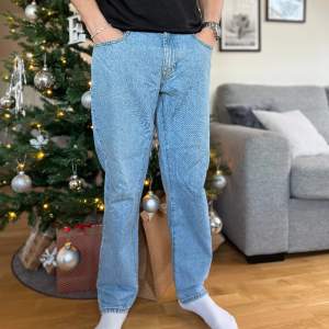 Ett par Vailent jeans som är Loose fit. Inköpta på carlings. Storlek L Färg: ljustvätt  Bra skick 