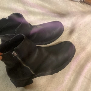 Bootz - Säljer dessa bootz i storlek 39,5 endast använd vid 2 tillfälle inga defekter förekommer. 