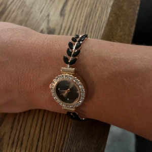 Klockur - tidur - Dekorativa smycken som föreställer armbandsur, mycket fin associear som sätter prägel på din outfit 😍Helt nytt aldrig använt, kan ge i present i julklapp tex, går även att justera efter handledens storlek🙈☺️Frakten bjuder jag på 