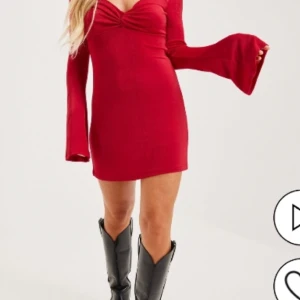 Röd klänning - Det är en helt ny Nelly klänning som jag aldrig använt, den är perfekt nu till jul. Köpt för 600 kr.