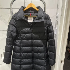 Moncler jacka  - Jackan passar ej mig längre därav priset för jag vill bli av med jackan så snabbt så möjligt, jackan är inte använd vardagligen utan under speciella tillfällen så det är helt fel fri.