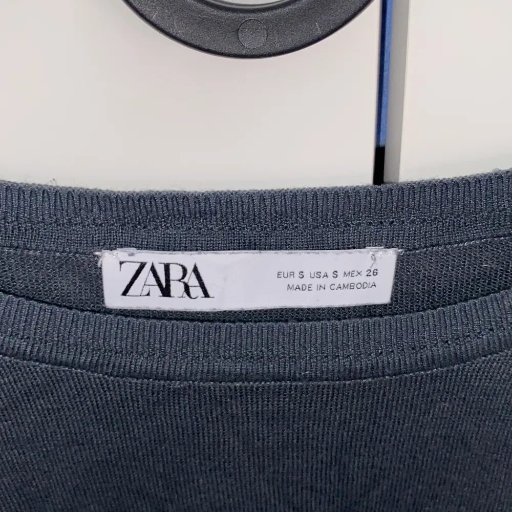 Tunn grå zara tröja som endast är provad och aldrig använd. Perfekt att ha över en t shirt eller som vanligt, köpt för 250. OBS läs beskrivningen . Tröjor & Koftor.