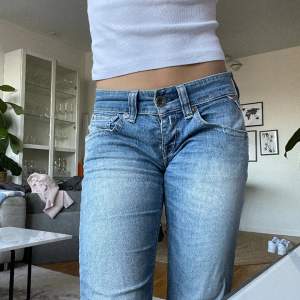 Lågmidjade Replays jeans i storlek 27/34. Passar mig som ofta bär storlek S och är 169 cm lång. Midjemåttet 39 och innerbens längd 85. Köpta second hand men extremt bra kvalité 