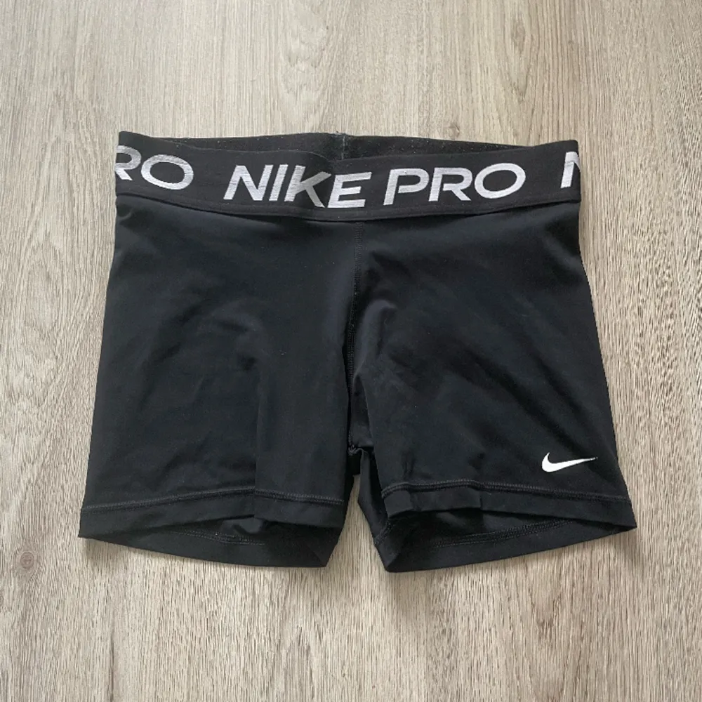 Ett par Nike pro short som knappast är använda. Kontakta mig om du har fler frågor 😊. Shorts.