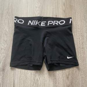 Ett par Nike pro short som knappast är använda. Kontakta mig om du har fler frågor 😊