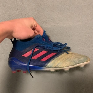 Adidas ACE primeknit FG - Säjer dessa fotbollsskor då de är för små, riktigt fina, sparsamt använda. Finns inga fel på dom. Kan skicka fler bilder! Kom med bud!
