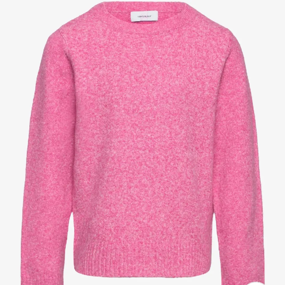 Säljer min rosa stickade vero Moda tröja då den inte kommer till användning alls. Har använt den få gånger men ser ut precis som ny🩷 pris kan diskuteras skriv for fler bilder!. Tröjor & Koftor.