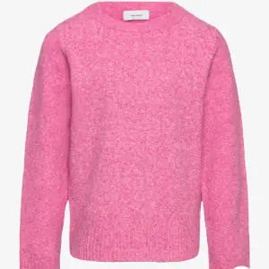 Säljer min rosa stickade vero Moda tröja då den inte kommer till användning alls. Har använt den få gånger men ser ut precis som ny🩷 pris kan diskuteras skriv for fler bilder!