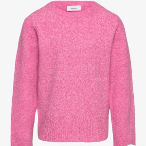 Vero Moda tröja  - Säljer min rosa stickade vero Moda tröja då den inte kommer till användning alls. Har använt den få gånger men ser ut precis som ny🩷 pris kan diskuteras skriv for fler bilder!