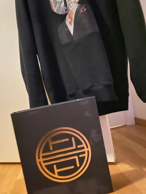 Limitato ”disco ball hoodie” - Säljer nu min limitato hoodie! Knappast använd.  Skick: 10/10 Storlek: M  Nypris ca: 4500kr mitt pris 1700kr! Kan dock diskuteras vid snabb affär.  Skriv ifall ni undrar något! 