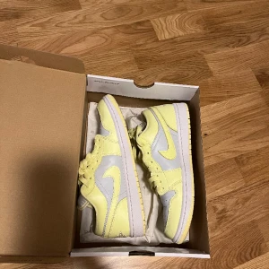 Gula Jordans  - Säljer mina knappt använda Jordans.  Äkta med original kartong.  Condition 8/10