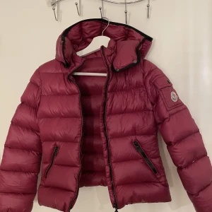 Moncler jacka - Säljer en moncler jacka modell bady storlek barnstorlek men passar xs skick 9/10