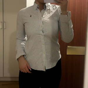 Ralph lauren skjorta - Ralph lauren skjorta i strl 4, passar som en s/xs.