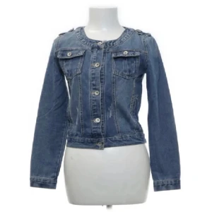 Jeansjacka - Säljer denna jeansjacka, använd fåtal gånger. Kontakta vid frågor eller intresse💕