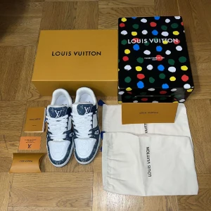 Louis Vuitton Trainer Low ’Monogram Denim’ Blue - Blue. Kvitto, Dustbags, och extra snöre. DM vid intresse💕
