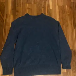 En snygg blå tröja från hm. Använder itne längre så de är därför jag säljer den.