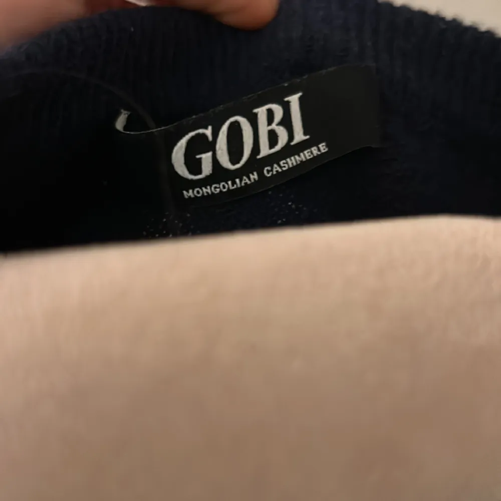 Säljer en riktigt snygg Gobi cashmere tröja. Helt oanvänd skick 10/10. Nypris ligger på cirka 2700kr. . Stickat.