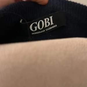 Säljer en riktigt snygg Gobi cashmere tröja. Helt oanvänd skick 10/10. Nypris ligger på cirka 2700kr. 