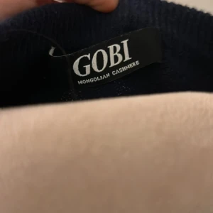 Gobi cashmere tröja  - Säljer en riktigt snygg Gobi cashmere tröja. Helt oanvänd skick 10/10. Nypris ligger på cirka 2700kr. 