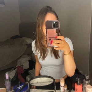 T-shirt  - T-shirt från only i en fin färg, säljer pga ej kommer till användning. Mycket bra skick!