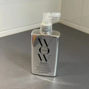 Color Wow Dream Coat Supernatural  - Det är en fuktavstötande produkt, som ger ett skydd mot hög luftfuktighet samtidigt som den gör ditt hår spegelblankt. Den ultralätta sprayen eliminerar friss, tillför en omedelbar glans och gör håret. Endast testad! Nypris 250 kr