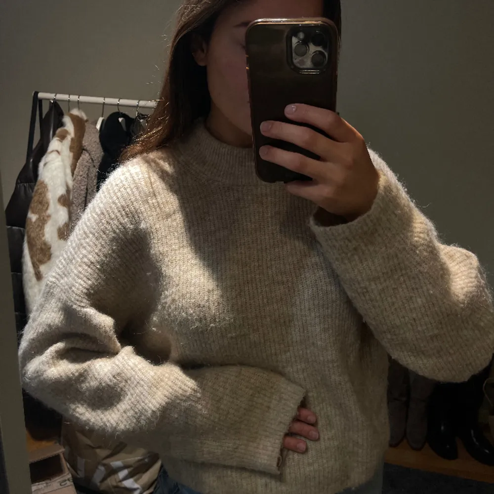 Så mysig fluffig och stickad tröja från h&m i ullblandning! Köpt förra året men har ej kommit till användning. Storlek XS i en ganska oversize fit!. Stickat.