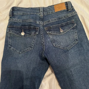 gina tricot low waist jeans  - Fina jeans från gina tricot, low waist med fina fickor där bak. Storlek 34 men passar även de som har 36 då de är lite stretchiga.  Passande längd för folk som är mellan 160-170