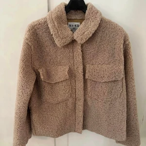 Fluffig jacka från Na-ked, storlek 40 - Fluffig jacka från naked. Storlek 40 Använd en gång!  Använd en gång! Nyskick! 