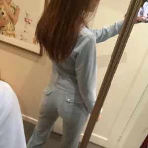 Juicy byxor  - har inte orkat ta nå ordentliga bilder på dessa ännu men kommer så småningom men vill bli av med dem då jag känner att de är något för korta på mig. de har inga defekter, inte ens smutsiga nertill och alla metall grejer sitter fint på dem