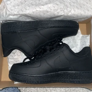 Black airforce 1 - Använt bara ett par gånger men ångrar att jag köpte dem. De är inte trasiga eller slitna någonstans, precis som nya. Storlek 42. Skoblock samt box ingår också.