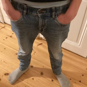 Grisch jeans - Ett litet hål och skin öppen är lite sliten men super grischiga🤙 säljer en massa grisch jeans för bra priser så passa på🔥🤙