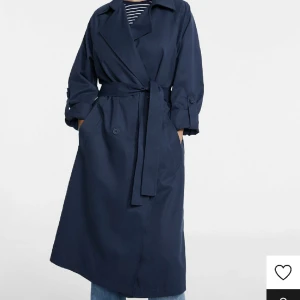 Marinblå trenchcoat - Säljer denna trenchcoat i marinblått från pull&bear i storlek S. Är i mycket bra skick! Nypris 559kr, hör gärna av dig vid intresse!🥰