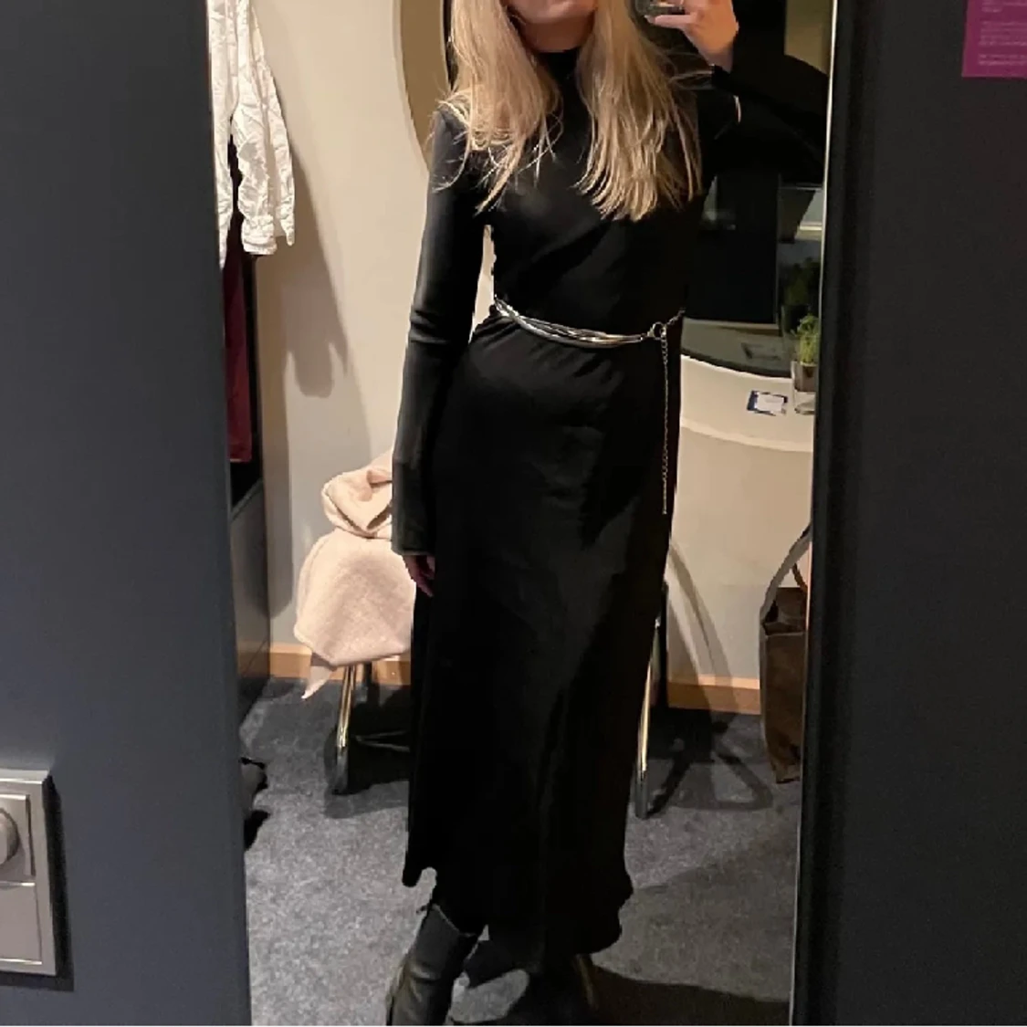 Svart satinklänning med skärp - 91