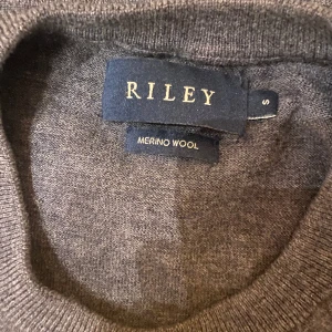 Riley tröja - Det är i ett bra skick. inte använt så mycket. Det är för liten för mig.