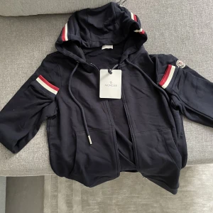 Moncler Zip Hoodie - Aldrig använd, storlek S passar XS, bara o fråga om du vill ha mer bilder, inga defekter eller liknande. INGA BUD UNDER 1000!!