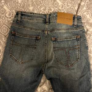 Helt nya lågmidjade jeans med slits från Tiger of Sweden 💕 Så fina men tyvärr försmå för mig 