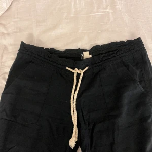 Roxy linnebyxor - Säljer dessa superfina linnebyxor i strl L som för mig är förstora i midjan men är bra i längden(är 172), är i vanliga fall en S/M men de funkar bra om man knyter i midjan!💕Nypris 600kr kom privat för frågor!😁(öppen för byten mot vita i strl M!)