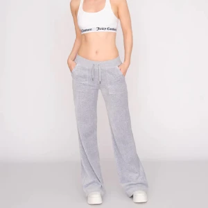 Lågmidjade Grå Juicy Couture - Nypris 1200kr🤍 Säljer mina lågmidjade gråa juicy couture byxor. Metallgrejen på sista bilden har ramlat av, därav det billiga priset.