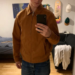 Carhartt modular jacket - Schysst Carhartt jacka i str M. Den är i riktigt bra skick då den inte är så väl använd. Men det finns nån liten fläck som inte märks av.