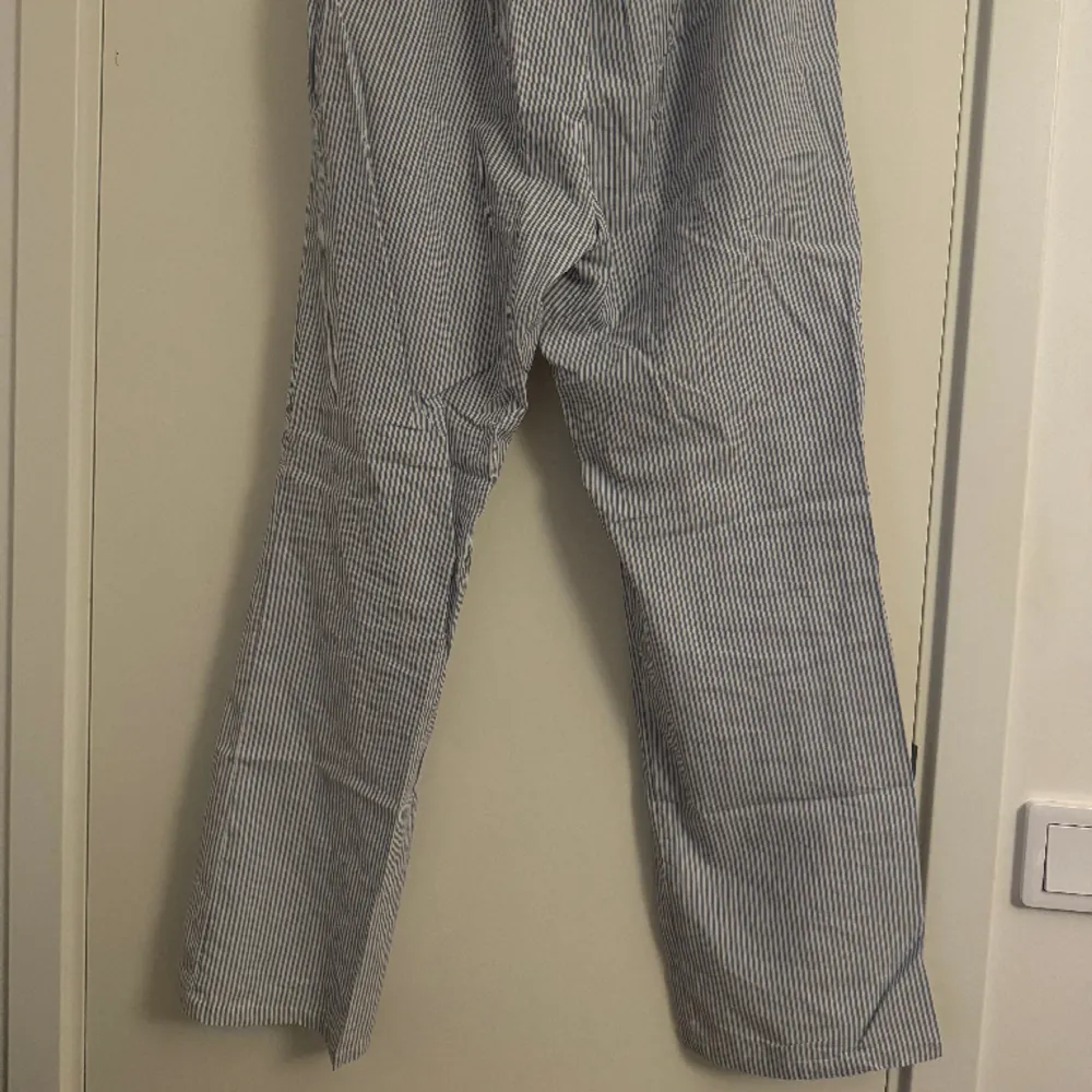 Randiga byxor från Lager 157 i storlek M. Använda ett fåtal gånger . Jeans & Byxor.