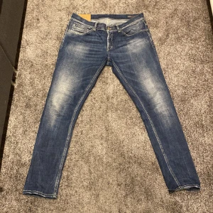 Dondup jeans - Tja! Säljer dessa dondup jeans då dem var lite stora i midjan. Skick 9,5/10 enbart testade. Skitsnygg mörkblå färg. Storlek 35 men sitter som 34. Modellen är George. Jag är 185 och 70kg. Tar byte mot mindre storlek. Hör av er vid frågor och funderingar!😁