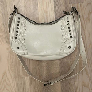 Vit väska - Knappt använd, går att justera💗