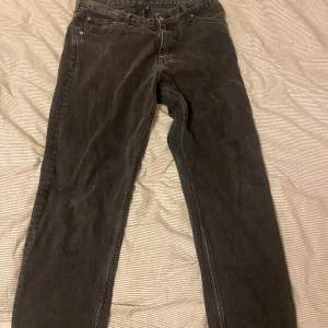 Barrel jeans från weekday, sitter mellan baggy och slim. Färgen är mellan svart och grå. Passar dig från 170-185
