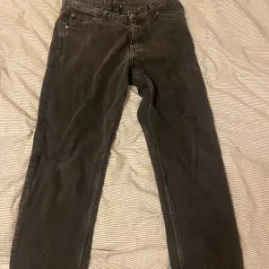 Barrel jeans från weekday, sitter mellan baggy och slim. Färgen är mellan svart och grå. Passar dig från 170-185