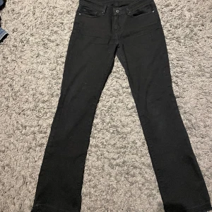 Lågmidjade bootcut - Säljer lågmidjade bootcut jeans från Levi’s. Modellen 715 bootcut. 