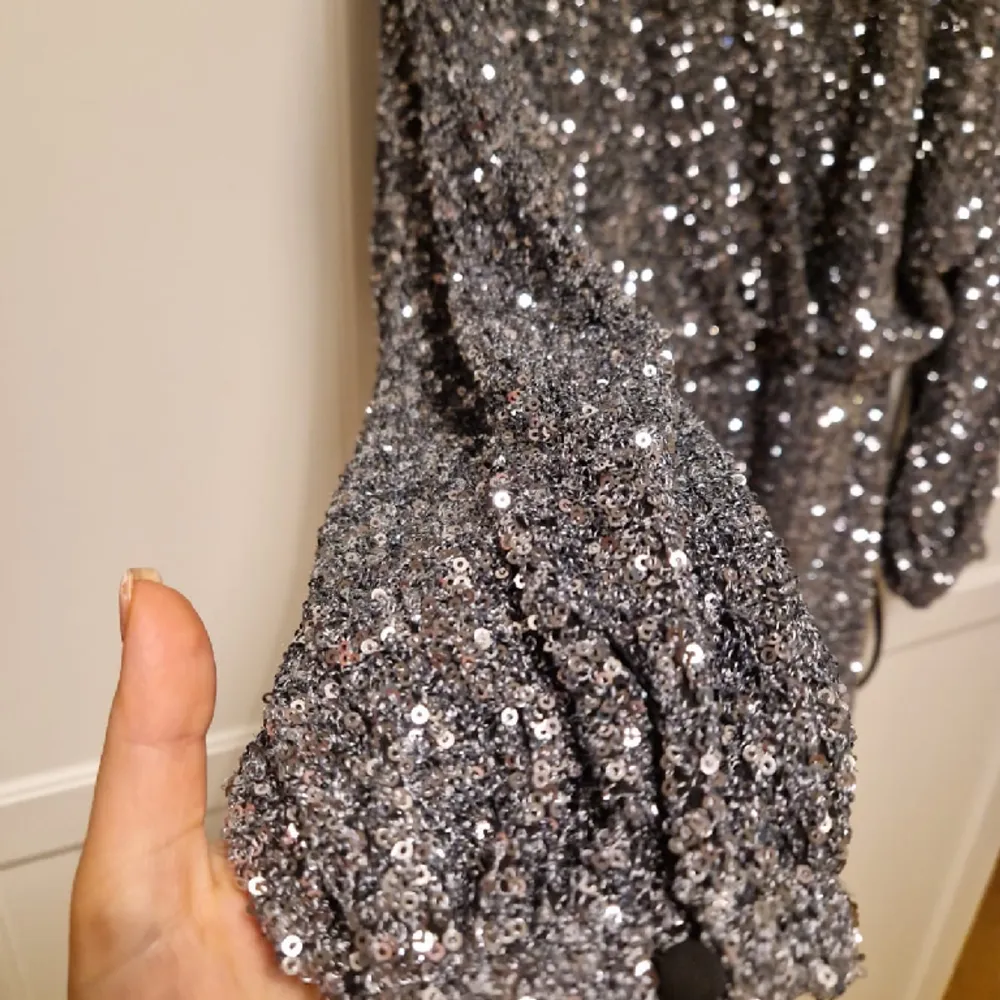 OtherStories short sparkling dress size 38 Wore 2 times but now it does not fit me anymore. Klänningar.