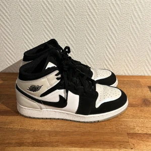Air Jordan 1 Mid Diamond shorts - Ett par Jordans i väldigt fint skick. Låda finns! 