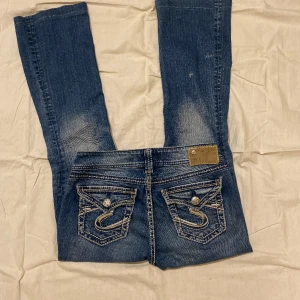 Jeans - Snygga jeans. Bra skick.  Midja: 36cm. Grenmått: 19cm. Lår: 26cm. Innerbenslängd: 72cm. Benöppning: 22cm. Kan tyvärr inte fixa bild på då de är för små, men jämför måtten med ett par byxor som du redan har så blir det nog bra ändå😁